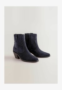 Odabrano, new navy blue suede