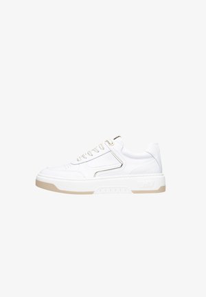 Białe sneakersy z teksturowanym skórzanym wierzchem, beżową gumową podeszwą oraz subtelnymi detalami, w tym dekoracyjnym przeszyciem i metalowymi oczkami.