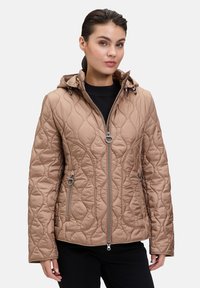 Pikowana jasno brązowa kurtka z kapturem, z zamkiem błyskawicznym z przodu oraz bocznymi kieszeniami, o fakturowanym wzorze i srebrnych akcentach.