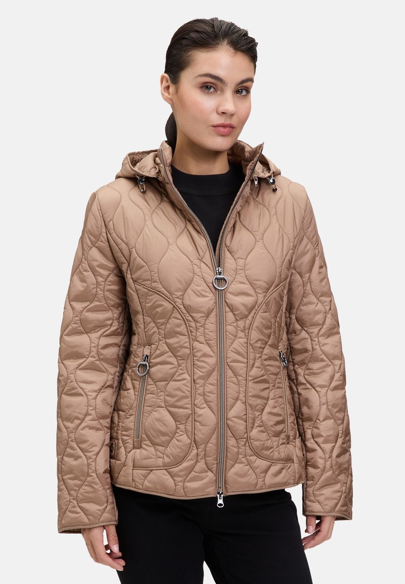 Pikowana jasno brązowa kurtka z kapturem, z zamkiem błyskawicznym z przodu oraz bocznymi kieszeniami, o fakturowanym wzorze i srebrnych akcentach.