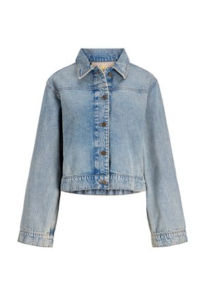 Ljusblå kort jeansjacka med långärmar, knäppning framtill och klassisk krage på vit bakgrund.