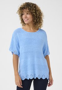 Svetlo modri pleteni pulover s kratkimi, ohlapnimi rokavi in6;rimimi robovi. Teksturna vzorec po telesu in okrasne luknjice na robovih rokavov.