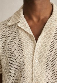 Reiss REGULAR FIT-STERLING CUBAN-COLLAR - Camisa - oatmeal