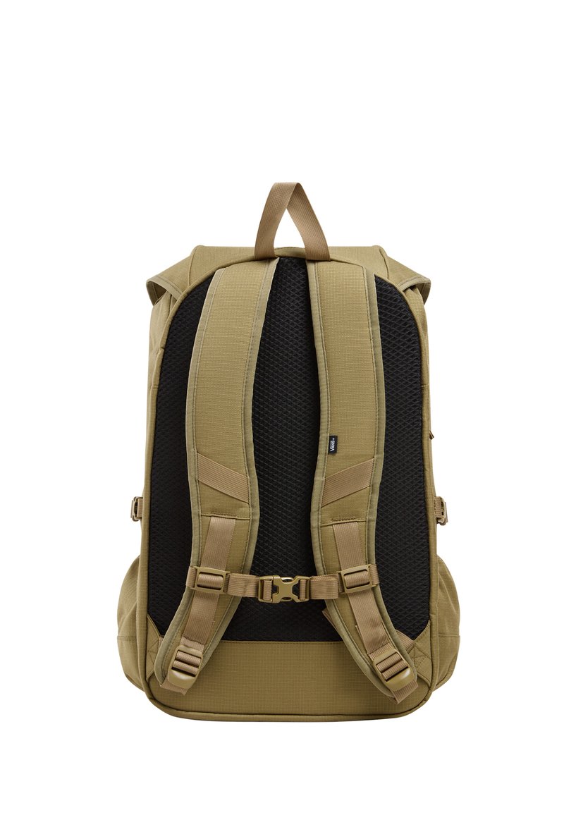 Mochila caqui con respaldo de malla negra acolchada, correas ajustables y una hebilla en la parte frontal. Presenta un diseño estructurado y un tejido duradero.