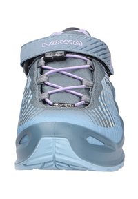 Chaussure de randonnée légère en bleu et gris, dotée d'une doublure Gore-Tex, de lacets avec des accents violets et d'un dessus texturé et respirant.