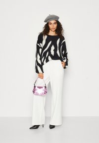 Juli Jaquard L S Knit Top Black White Sand