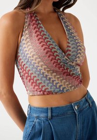 Farverig cropped top med et strikket mønster i røde, blå, grønne og beige nuancer, med en dyb V-hals og halterneck-stropper.