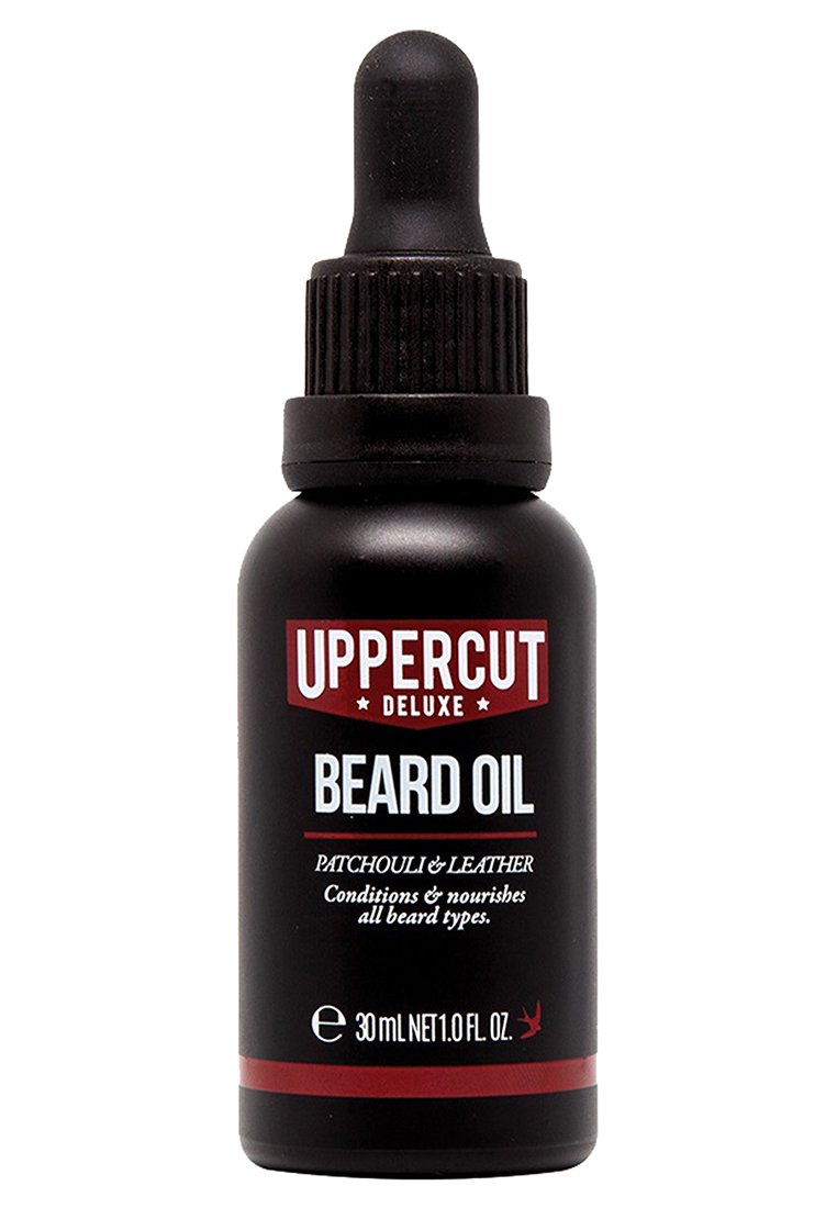 Schwarze Glas-Tropferflasche mit Uppercut Deluxe Beard Oil, beschriftet mit rotem Text. Enthält 30 ml an Öl mit Patchouli- und Ledernote.