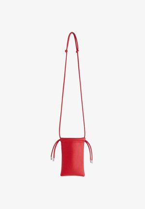 Röd läder crossbody-väska med en mjuk yta, rektangulär form, justerbar dragsnörning och detaljer i silverfärgad metall.