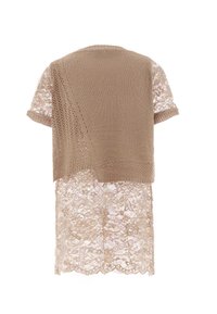 Top a maniche corte con un corpetto in maglia beige e un sovrapposto in pizzo trasparente con motivi floreali, che mette in mostra bordi smerlati all'orlo.