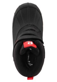 Svart vattentät stövel med en texturerad gummiyta, robust sula, justerbara remmar och en framträdande röd logotagg vid vristen.