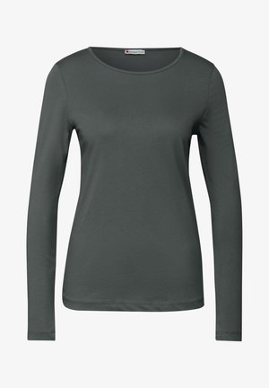 Camisa de manga larga y cuello redondo en gris oscuro, hecha de un tejido suave y ligero. Presenta un brillo sutil y costuras cuidadas a lo largo de los bordes.