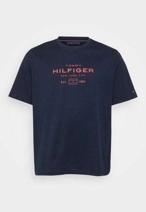 T-shirt en coton marine avec un col rond, des manches courtes et un imprimé graphique en texte rouge avec la mention "TOMMY HILFIGER NEW YORK CITY".