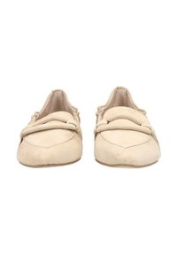 Beige Wildleder Slipper mit abgerundeter Spitze, die vorn mit einem gefalteten Riemen versehen sind und eine weiche, strukturierte Oberfläche haben.