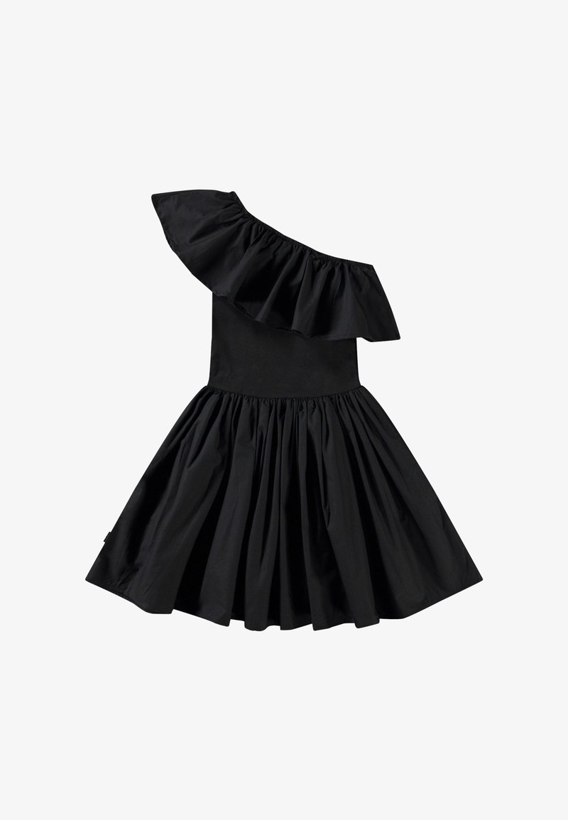 Robe noire avec une manche unique à volants découvrant l'épaule, un corsage ajusté et une jupe évasée plissée. Fabriquée en tissu lisse à finition mate.