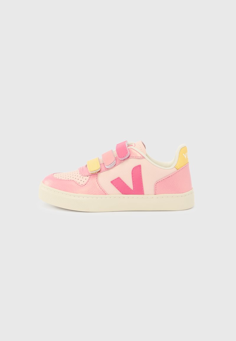 Rosa og kremfarget sneaker med borrelås, med en stor rosa logo, teksturert overdel og kremfarget gummisåle.