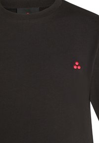 T-shirt di cotone nera con collo rotondo e maniche lunghe. Presenta un piccolo design ricamato rosso composto da tre punti sul petto.