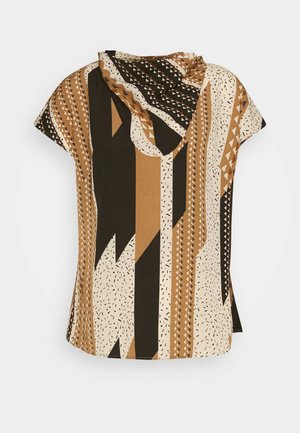 Top multicolore con motivi geometrici in marrone, nero e crema; tessuto leggero con scollo drappeggiato e maniche corte.