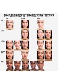 Visages de femmes diverses montrant les teintes du bâton Complexion Rescue Luminous Skin Tint, organisées par catégories de tons de peau : clair à foncé et froid à chaud.