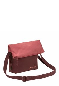 Borsa a spalla rossa e bordeaux con patta pieghevole, chiusura con zip, tracolla regolabile e logo sul davanti. Realizzata in tessuto resistente.