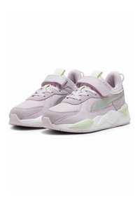Fioletowe i jasnoszare buty sportowe z siateczki i zamszu, z rzepem oraz teksturowaną białą podeszwą z zielonymi akcentami.
