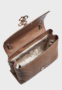 Sac à main en cuir marron avec un motif chevron, une quincaillerie dorée et une doublure intérieure arborant un logo subtil. Fermeture à rabat avec une fermeture décorative.