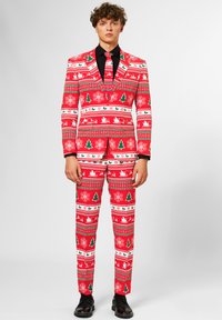 Completo festivo rosso con motivi natalizi che includono alberi, fiocchi di neve e renne. Include una cravatta coordinata e un risvolto nero. Scarpe lucide.