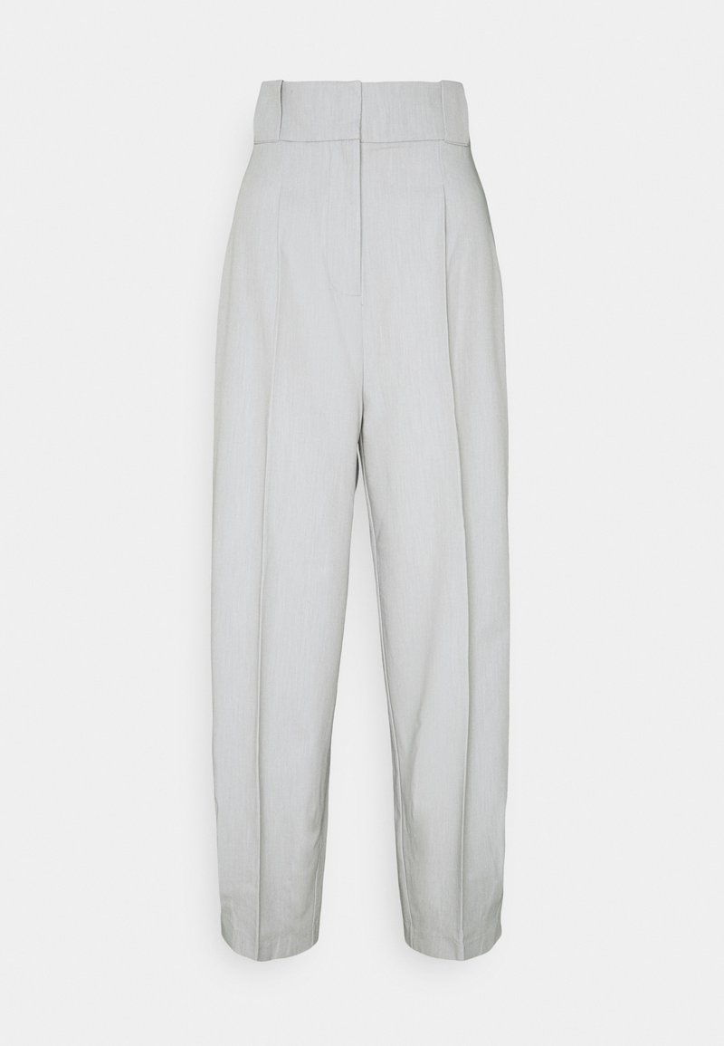 Pantalon taille haute gris pâle, coupe ajustée, avec plis et fermeture éclair avant dissimulée.