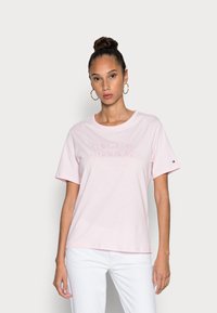 Tommy Hilfiger TEXT TEE - T-shirt estampada - light pink