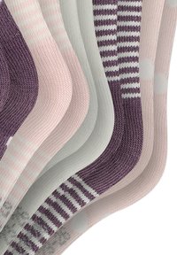 Sześć par skarpetek w różnych odcieniach różu, szarości i fioletu, z paskami i wzorami, uwydatniające teksturę i konstrukcję ribbed knit.