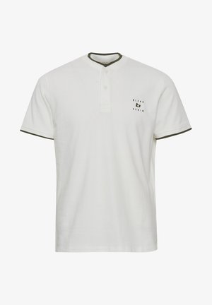 Bela kratka polo majica s henley ovratnikom na gumb in olivno zelenimi detajli, ter majhnim logotipom na levem prsnem delu. Mehka bombažna tekstura.