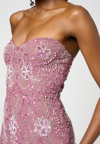 Trägerloses Kleid aus weichem Mauve-Stoff, verziert mit komplizierten Perlen- und Paillettenblütenmustern, mit einer figurbetonten Silhouette und strukturiertem Oberfläche.