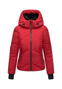 Veste rembourrée rouge avec un col haut et une capuche réglable à cordon de serrage. Comprend une fermeture éclair et deux poches latérales avec des accents noirs.