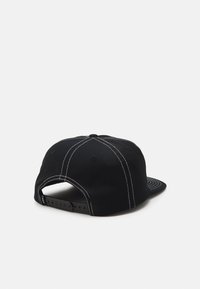 Gorra de béisbol negra con costuras blancas, cuenta con una visera curva y un cierre ajustable tipo snapback en la parte trasera.