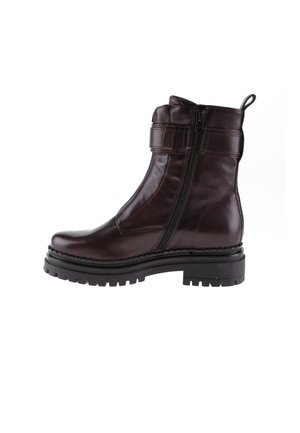 Dunkelbrauner Lederknöchelstiefel mit seitlichem Reißverschluss, verstellbarem Riemen, Zuglasche und dicker profilierten Sohle.
