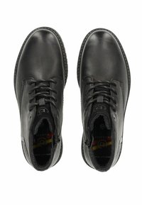 Botines de cuero negro con puntera redonda, diseño de cordones y costuras en contraste. Interior forrado con tejido suave, con un logo.