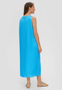 Blaues ärmelloses Maxikleid mit Rundhalsausschnitt, gefertigt aus leichtem Material und mit glatter Textur, das bis unter die Knöchel reicht.