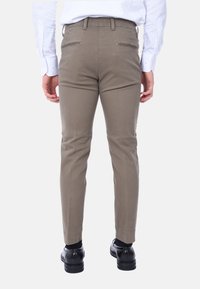 Chinos khaki con vestibilità slim, realizzati in tessuto misto cotone, con tasche posteriori con zip e pieghe stirate per un aspetto pulito.