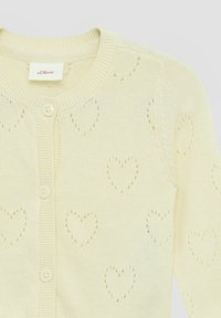 Helle gelbe Strickjacke mit herzförmigen Lochmustern, geripptem Kragen und Knopfleiste, weichem Strickmaterial und Rundhalsausschnitt.