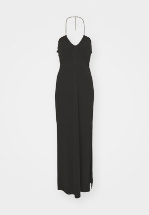 Robe maxi noire avec un design à col halter, un buste froncé et une longue fente sur le côté. Fabriquée en tissu lisse avec une silhouette élégante.