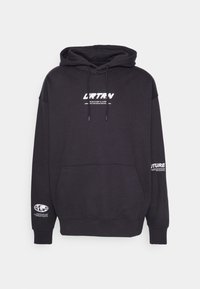 Sudadera con capucha negra con texto y gráficos impresos en blanco en el pecho, la manga izquierda y la manga derecha, que cuenta con un bolsillo frontal tipo canguro y cordones ajustables.