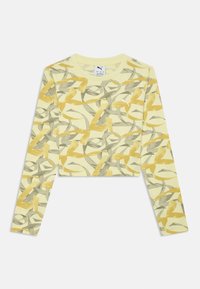 Žltý crop top s dlhým rukávom, ktorý má vírivý vzor v šedých a horčicových odtieňoch, s malým logom na hrudi. Mäkká textúra látky.