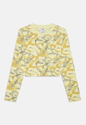 Gul langærmet crop top med et snoet mønster i grå og sennepsfarvede nuancer, med et lille logo på brystet. Blød stoftekstur.