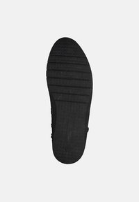 Semelle de chaussure en caoutchouc noir avec une surface texturée, présentant des rainures parallèles et un motif rectangulaire pour une meilleure adhérence. Taille marquée comme 37.