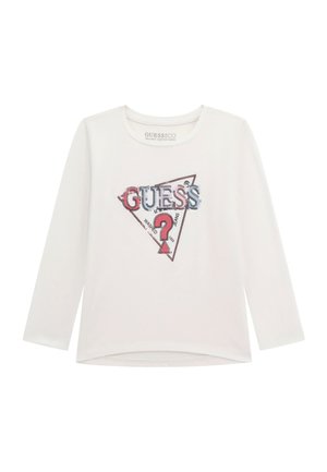 Weißes Langarmshirt mit einem dreieckigen Grafikdesign, das "GUESS" in Blau und Rosa zeigt und mit Pailletten und einem Fragezeichen-Detail hervorgehoben ist.
