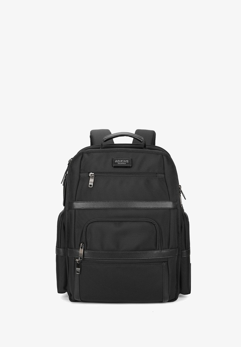 Sac à dos noir en tissu texturé, avec plusieurs compartiments zippés et des bretelles rembourrées. Il dispose d'une poignée supérieure et d'une étiquette de logo.