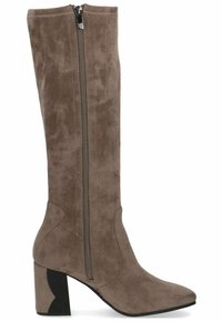 Stivale al ginocchio con punta affusolata in suede taupe, con cerniera laterale e tacco grosso nero. Presenta cuciture sottili e una texture liscia.