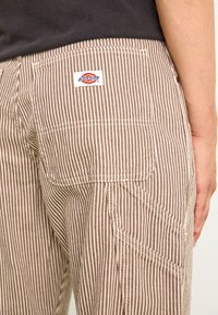 Dickies GARYVILLE HICKORY - Jeans carpenter - mushroom