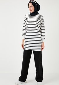 LELA REGULAR FIT - Sportska majica - white