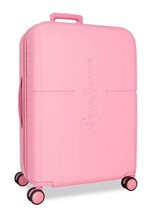 Maleta rígida rosa con cuatro ruedas dobles giratorias y un asa superior, con el nombre de la marca grabado en la parte frontal.